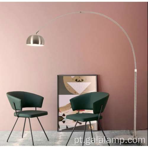 Candeeiro de pé elegante com base de mármore em arco de design italiano